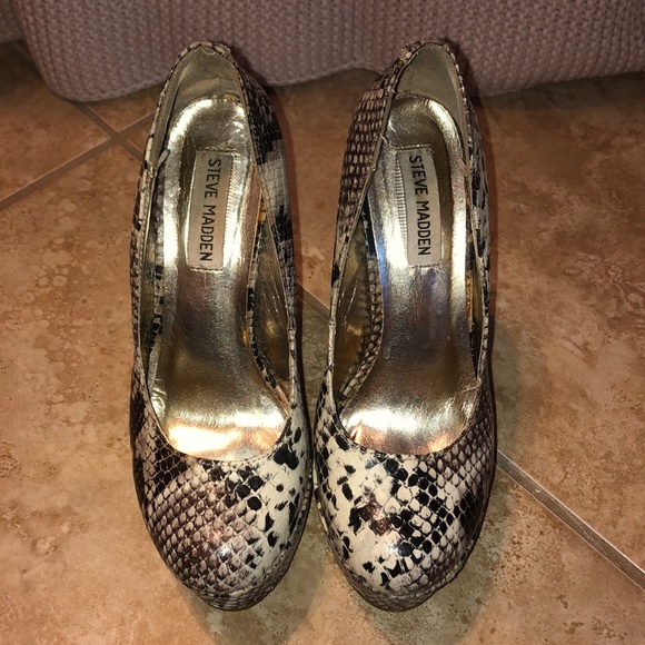 Steve Madden 7 P-Mardi Python print wedges - Picture 4 of 8